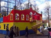 Видео: Дети играют на детских площадках г. Сарапул